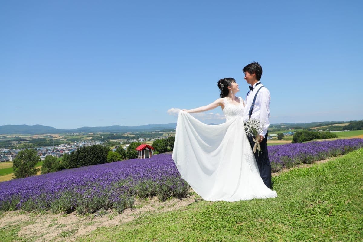 ラベンダー畑でウェディングフォト3