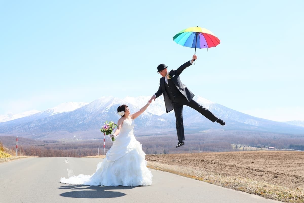 早春の大地でウェディングフォト